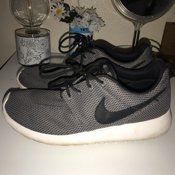 Nike Rosche Running Shoes - Picture 2 of 3